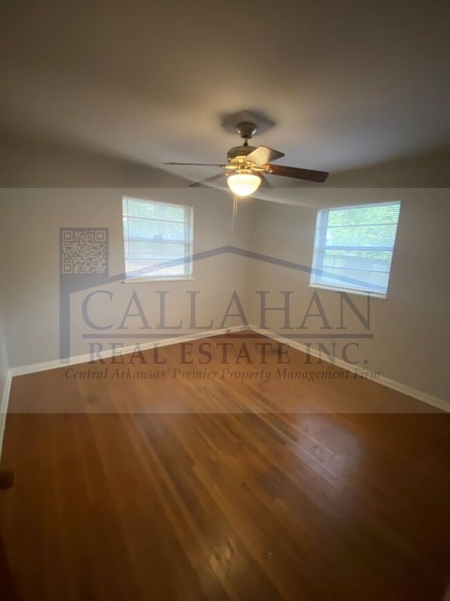 Building Photo - Mid Town 3 Bedroom home