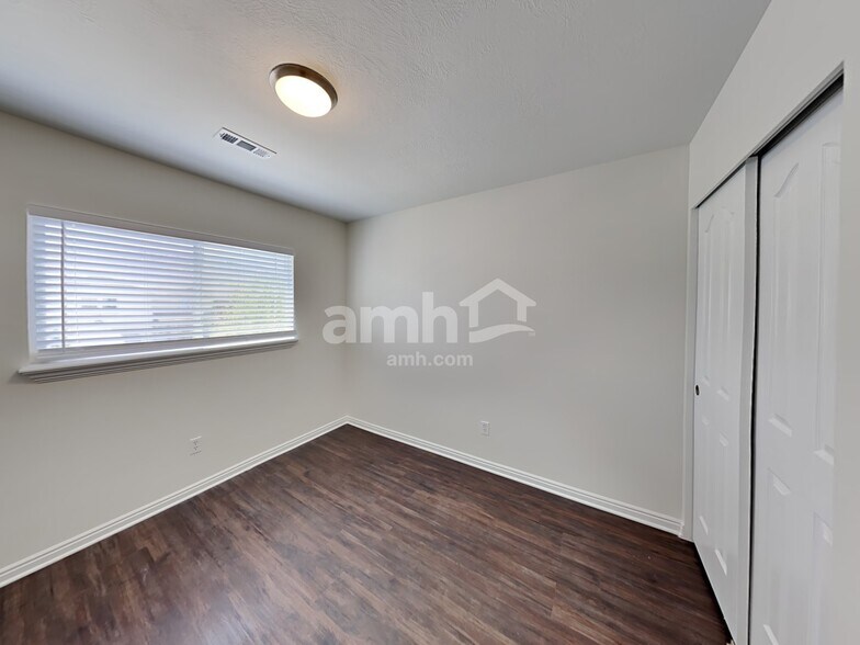 Building Photo - 2075 Ficus Way