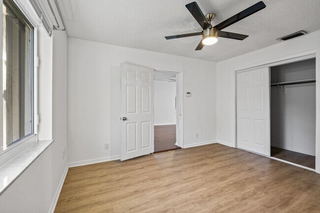 Building Photo - Comfortable Oakland Park Living - 3BR with Outdoor Space