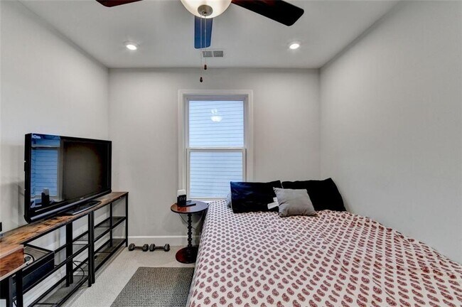 Building Photo - 811 Pineberry Ct