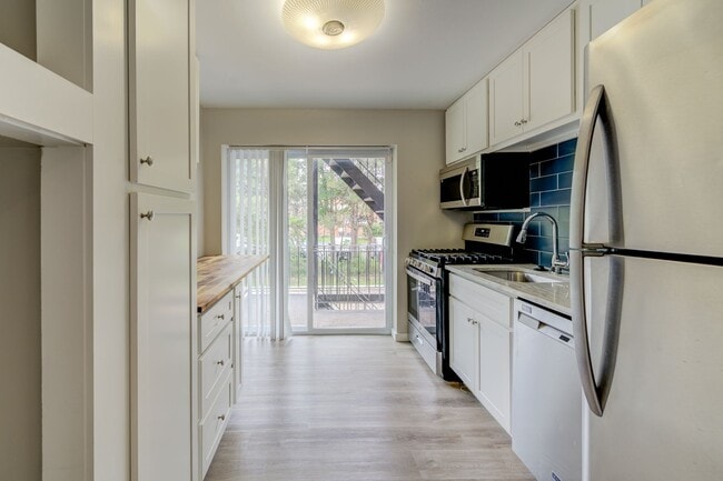 Building Photo - Updated 2 Bedroom Condo with a Move-In Spe...