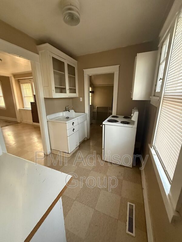 Building Photo - 2017 SW Van Buren St