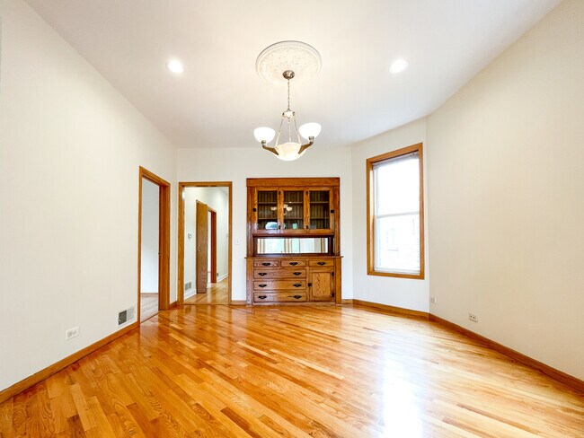 Building Photo - 1613 W Berwyn Ave
