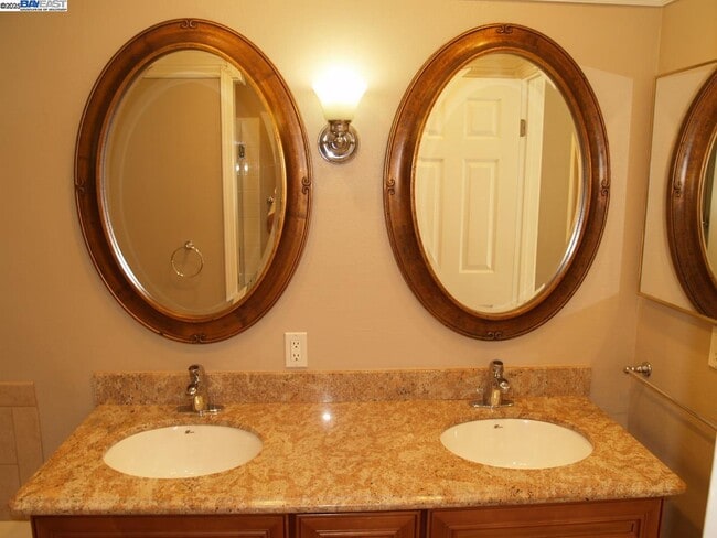 Building Photo - 647 Doral Dr