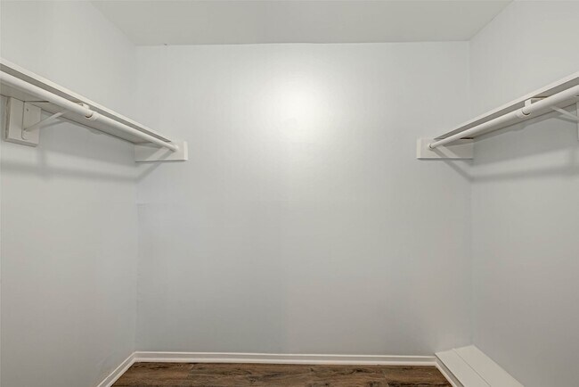 Building Photo - 1110 W Tri Oaks Ln