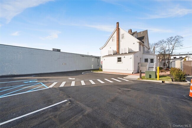 Building Photo - 584 Main St