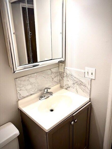 Building Photo - 2324 Iroll Ave