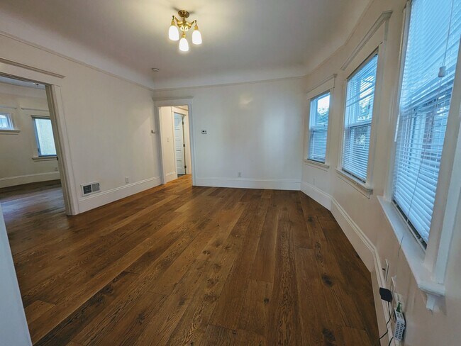 Building Photo - 678 Aileen St