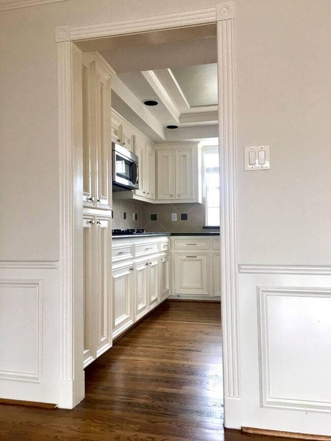 Building Photo - Discounted Deposit! Stylish 3-Bedroom Town...