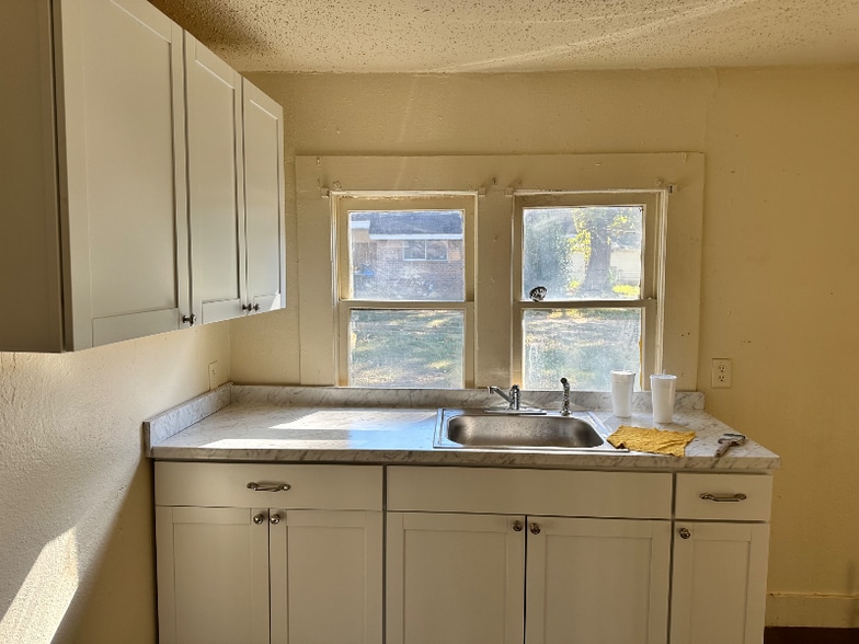 Building Photo - 1301 S State Line Ave