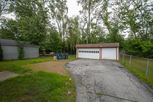 Building Photo - 3300 Dellwood Rd