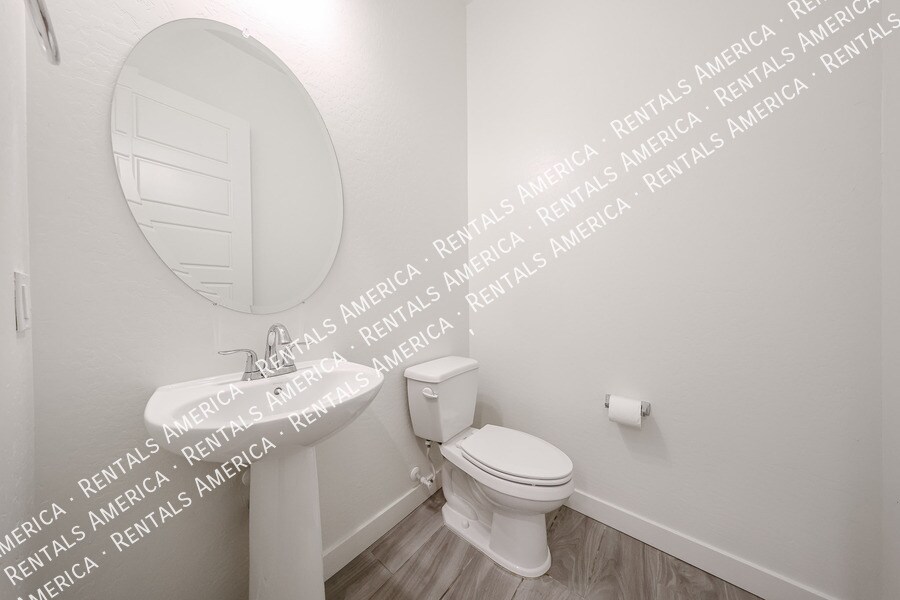 Building Photo - 1530 E San Carlos Way