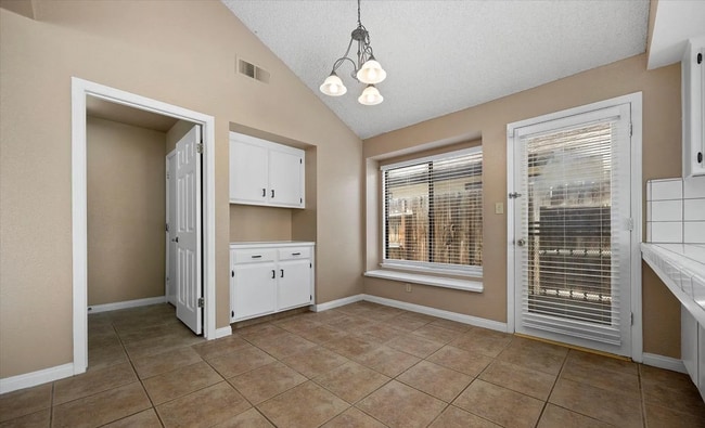 Building Photo - Beautiful Single Family Home in the Southwest