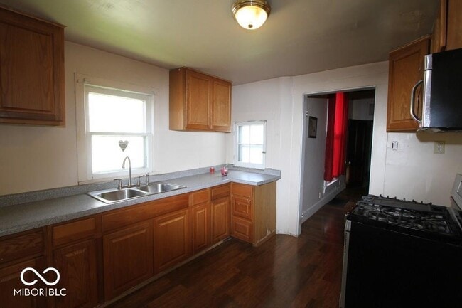 Building Photo - 879 S Tompkins St