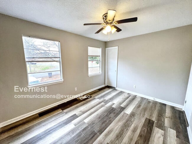 Building Photo - 2125 Merry Dr NE