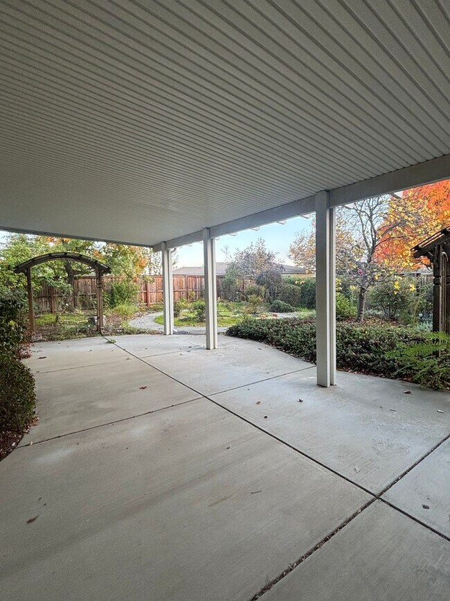 Building Photo - Beautiful 3 Bedroom 3 Bath Home