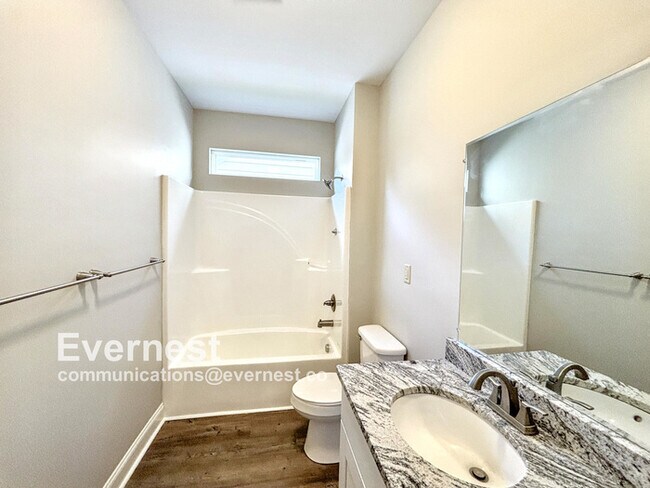 Building Photo - 3-Bedroom, 2-Bathroom Home in a Convenient...