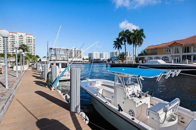 Building Photo - 2900 NE 30th St