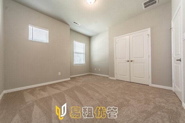 Building Photo - Adorable 3 Bedroom Townhouse-- Coming Soon!