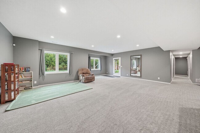 Building Photo - Awesome 4 Bedroom LIKE NEW!