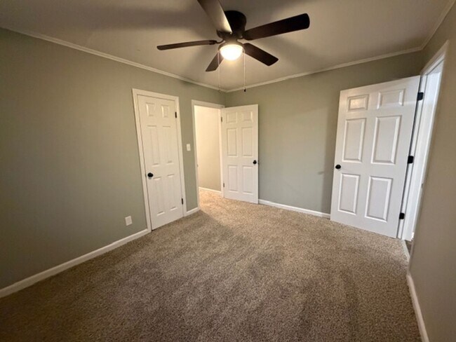 Building Photo - 4 Bedroom 2 Bath house