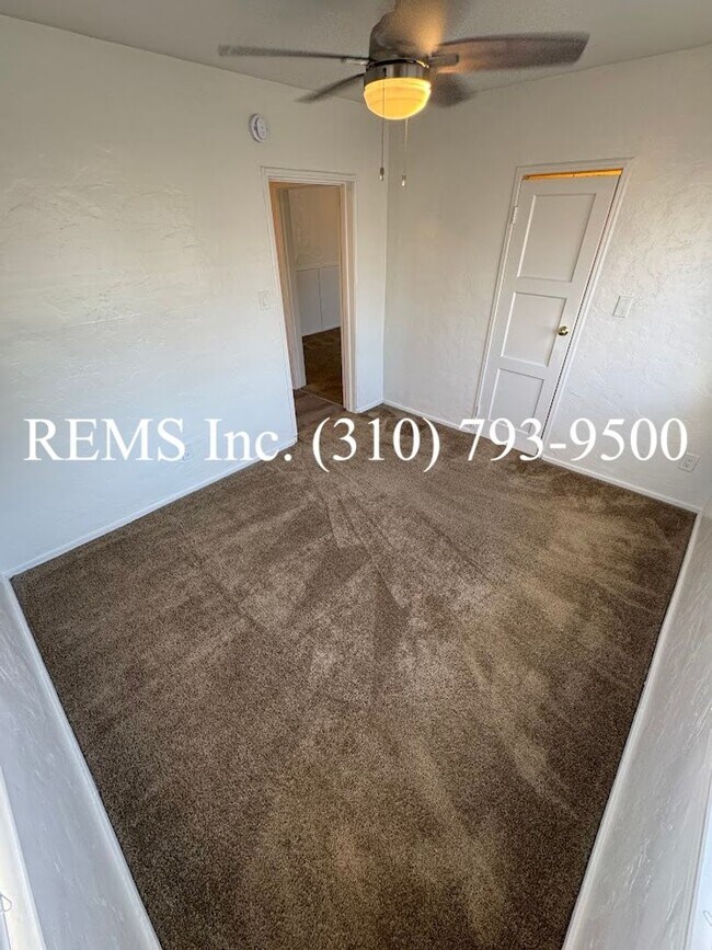 Building Photo - Refurbished Upstairs Apartment w/ Parking