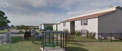 Building Photo - 2/1 Fourplex - Upstairs - HUD ACCEPTED - Move In ASAP