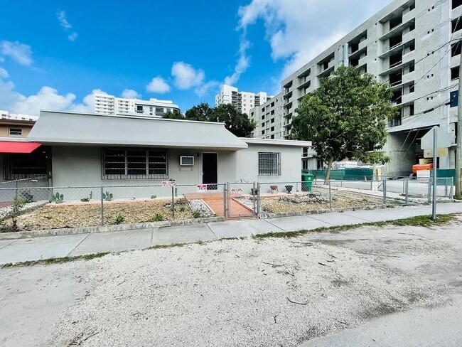 Building Photo - 1445 NW 16th Ave