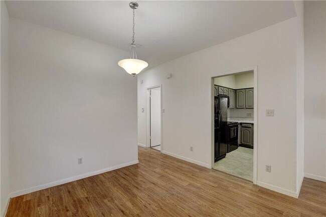 Building Photo - 1910 Robbins Pl