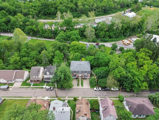 Building Photo - Ready for mid-May, don't miss this SPACIOUS 2-bedroom in the heart of Crafton!