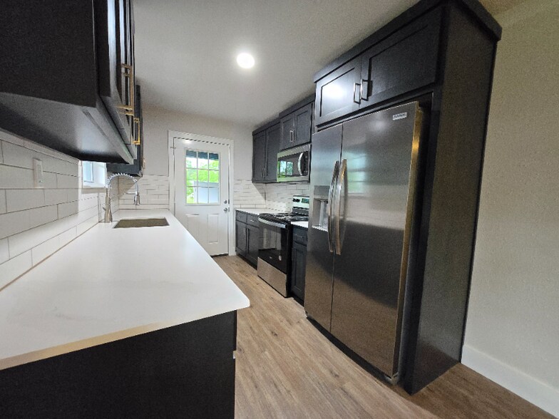 Building Photo - 411 E 4th St