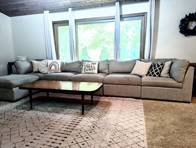 Building Photo - Four Bedroom Neenah House