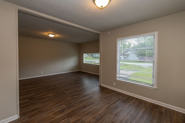 Building Photo - Just Renovated! Close to Hwy 287 Immediate...