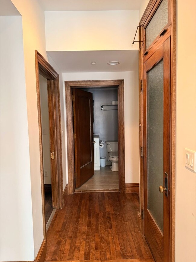 Building Photo - Beautiful and Spacious 3 BDRM 2 BATH Unit in the Heart of Public Square