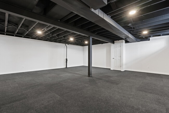 Building Photo - 2450 S 95th St