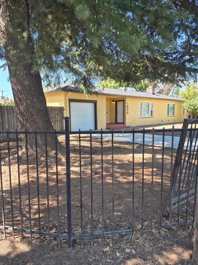 Primary Photo - 1098 E 21st St