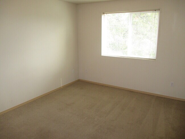 Building Photo - Two Bedroom Apartment in South Salem