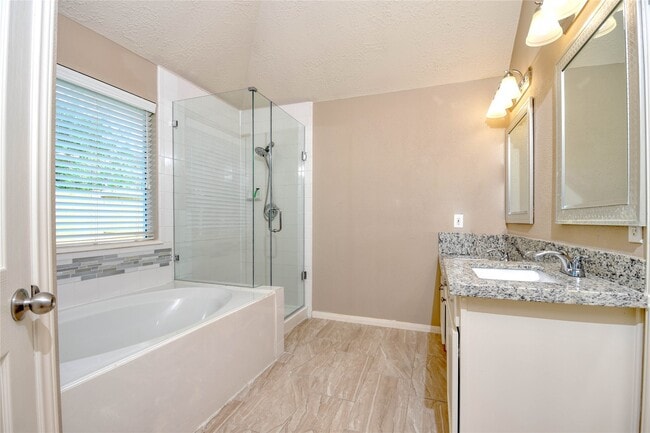 Building Photo - 25923 Marshbrook Ln
