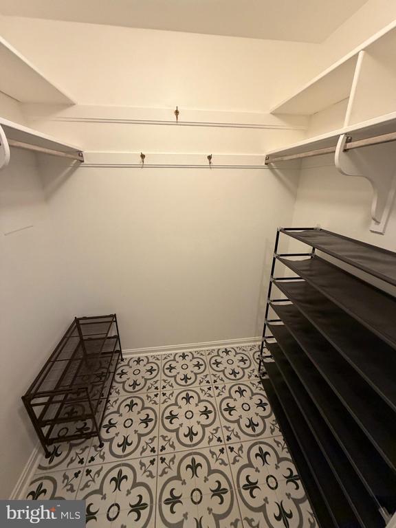 Building Photo - 7000 Old Cabin Ln