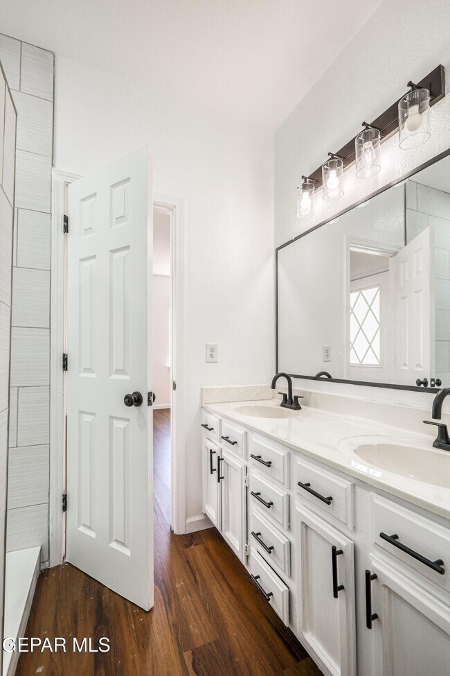 Building Photo - 7600 Plaza Redonda Dr