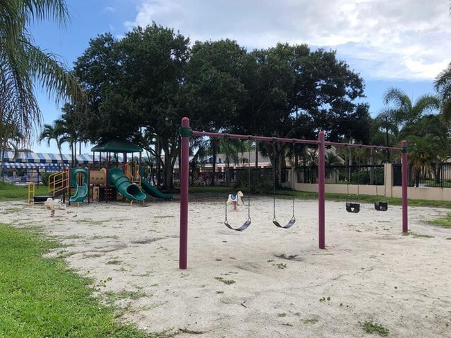 Building Photo - 4001 Carambola Cir N