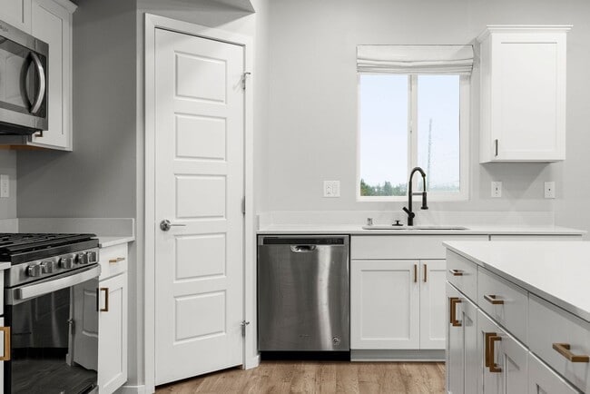 Building Photo - Newer Construction Home in Upriver Drive Neighborhood