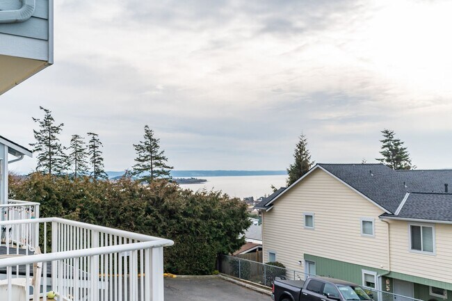 Building Photo - 2 Bedroom, 2.5 Bath Condo in Madrona Heights