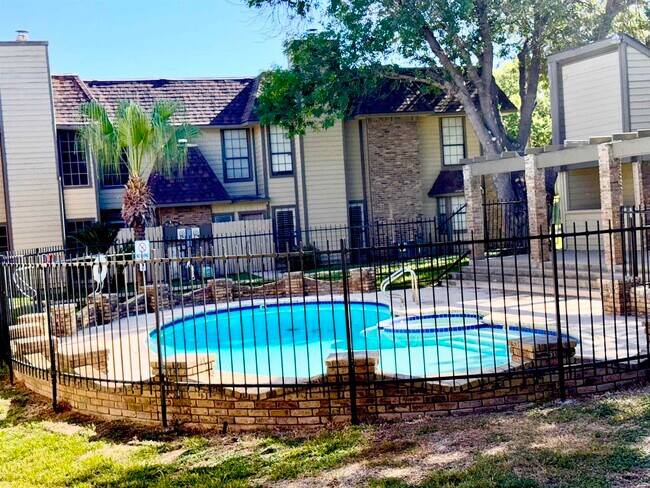 Building Photo - 200 Martingale