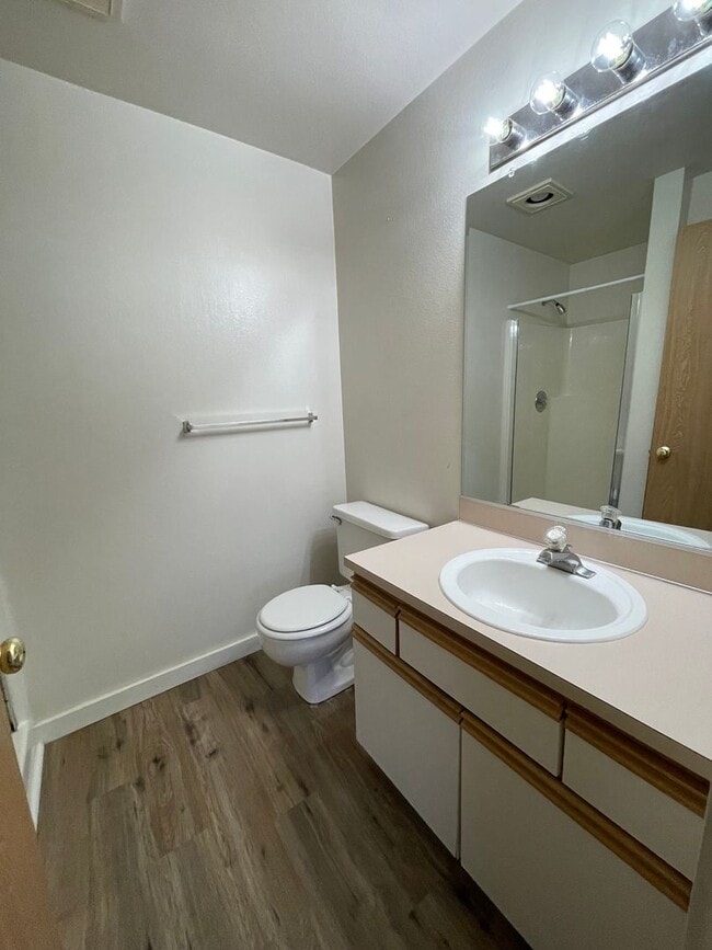 Building Photo - Updated 2 Bedroom, 1.5 Bath Apartment!