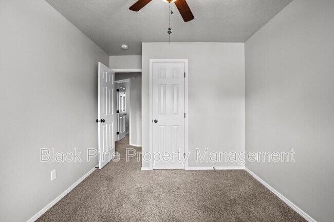 Building Photo - 543 W Bosanka Dr