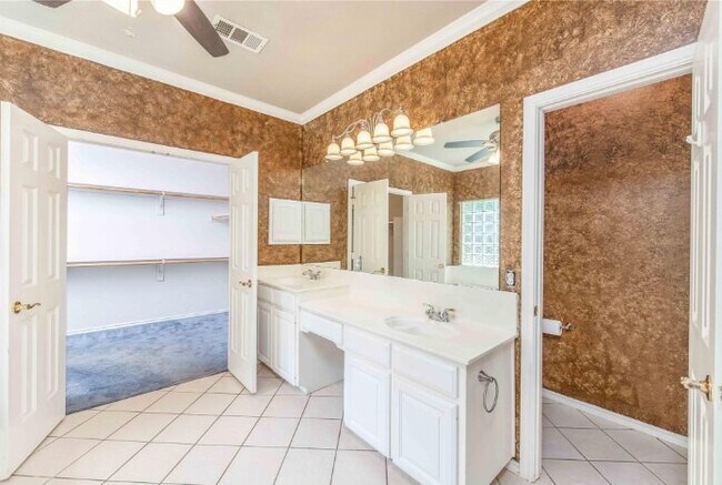 Building Photo - Lovely home nestled in south Arlington