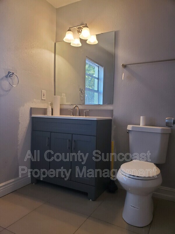 Building Photo - 2579 1/2 14th Ave N