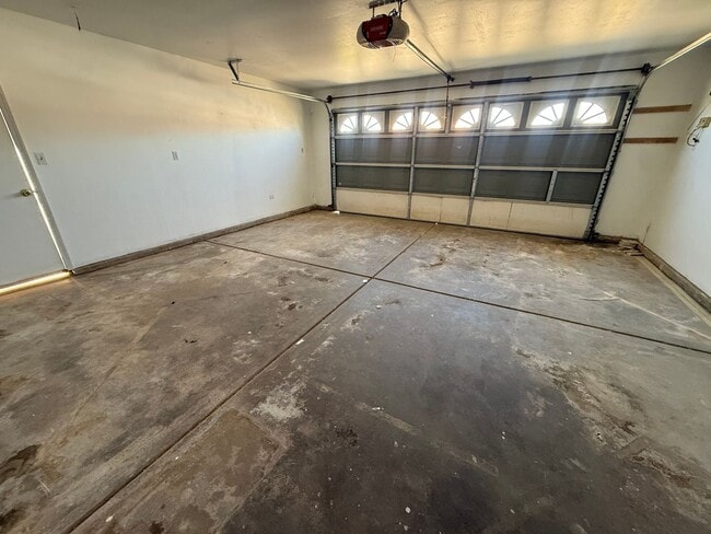 Building Photo - Spacious 4-Bedroom Home in Southwest Bakersfield