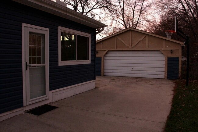 Building Photo - 43592 Champlain Ct